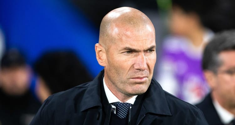 Zidane rate l'équipe de France, quel avenir pour lui? Zidane, entraîneur de football, sur le terrain lors d'un match.