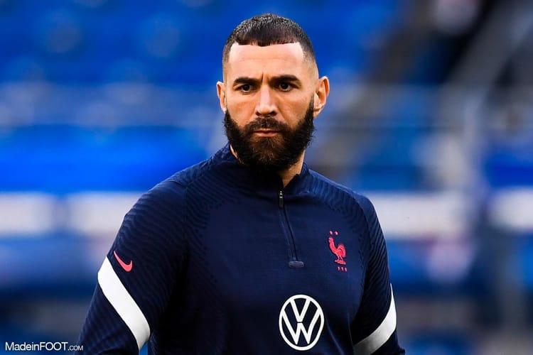 Karim Benzema en tenue d'entraînement avec le maillot de l'équipe de France.