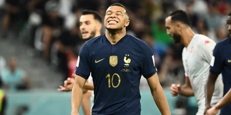 Kylian Mbappé souriant en équipe de France de football.