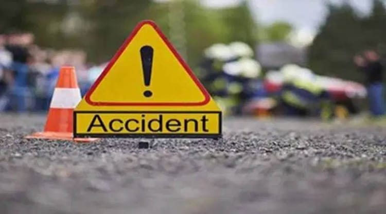 Panneau d'avertissement accident avec cônes de signalisation.