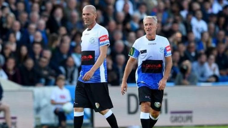 Zidane et Deschamps lors d'un match de football intense.