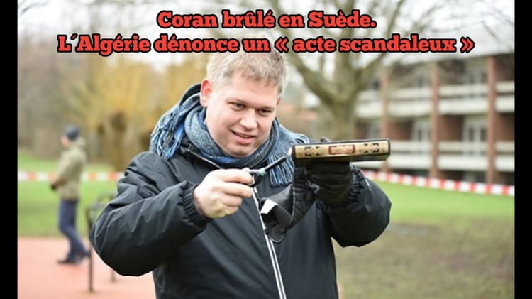 Jeune homme tenant un livre brûlé lors d'une manifestation en Suède.