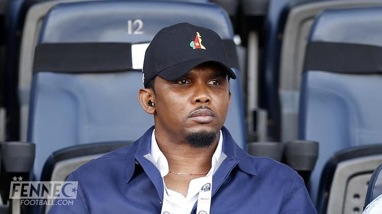 CHAN 2023 : Samuel Eto’o agressé à Oran ? Découvrez toute la vérité en vidéo Samuel Eto’o assis dans un stade lors de la CAN 2023 à Oran.