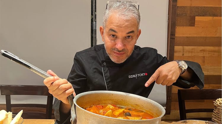 Chef Houhou Nabil portant un plat de cuisine algérienne à Tokyo.