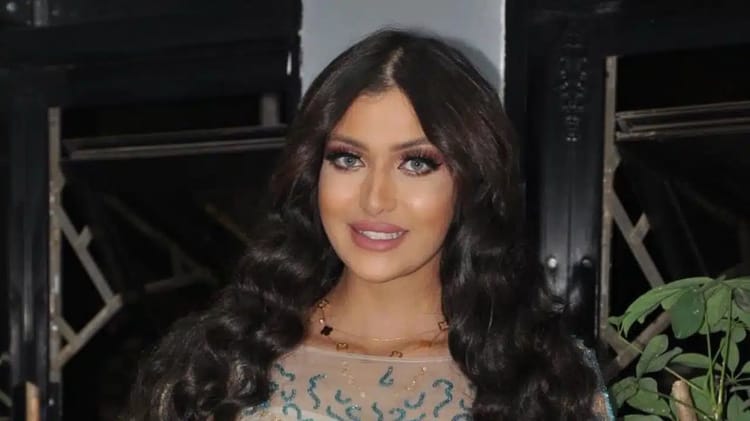 Wahida Guerroudj, Miss Algérie, souriante et élégante.