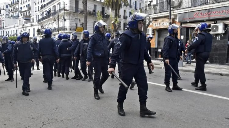 Policiers en uniforme lors d'une patrouille dans une rue urbaine.