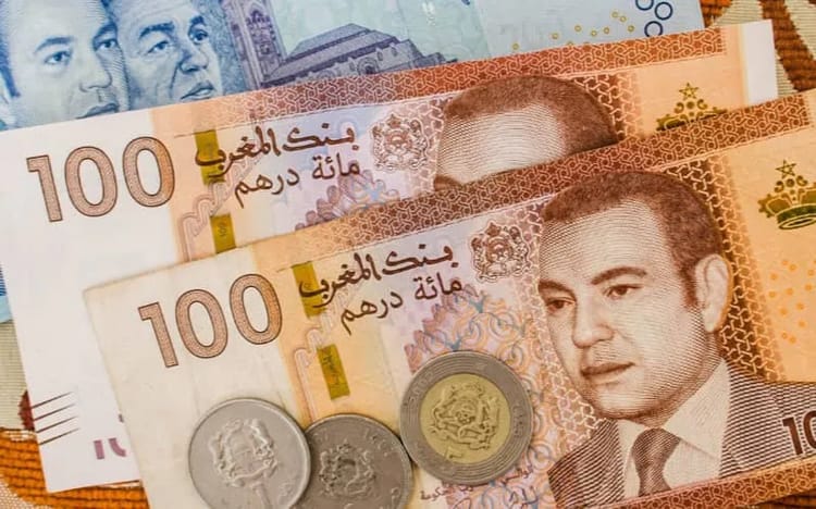 Billets de 100 dirhams marocains et pièce de monnaie.