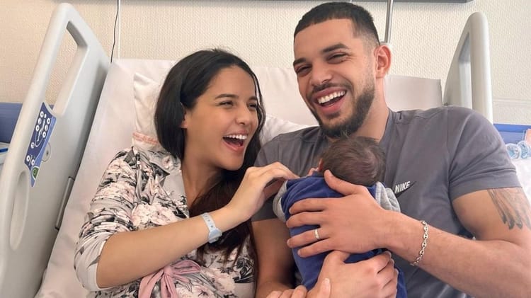 Jeune couple heureux avec leur nouveau-né à l'hôpital.