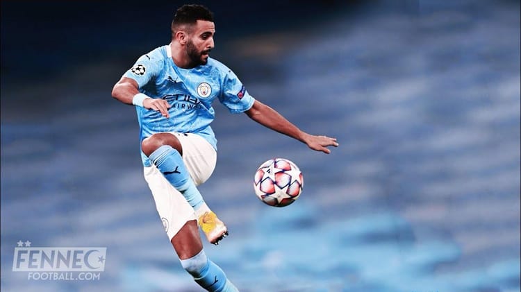 Mahrez dévoile un secret à lui (Vidéo) Mahrez joue au football avec un maillot de Manchester City.