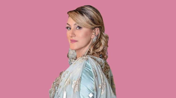 Algérie : Manal Gherbi livre des détails insoupçonnés de sa vie. Manal Gherbi portant une robe sophistiquée et des bijoux étincelants.