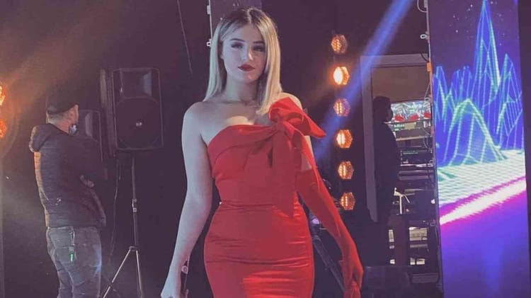 Exclusif! L’Algérienne Numidia Lezoul sort son nouveau clip « Fi Lamane » (vidéo) Femme en robe rouge dans un environnement de fête ou concert.