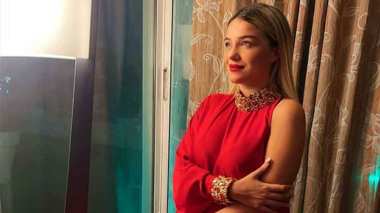 Numidia Lezoul s’éloigne davantage des réseaux. Voici la raison. Numidia Lezoul portant une robe rouge et un collier brillant.