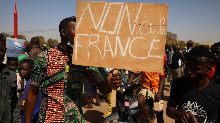 Manifestations : la grosse colère de l'Afrique contre la France Manifestants africains protestant contre la France lors d'une manifestation.