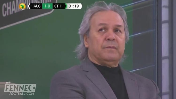 Rabah Madjer observant le match avec une expression sérieuse.