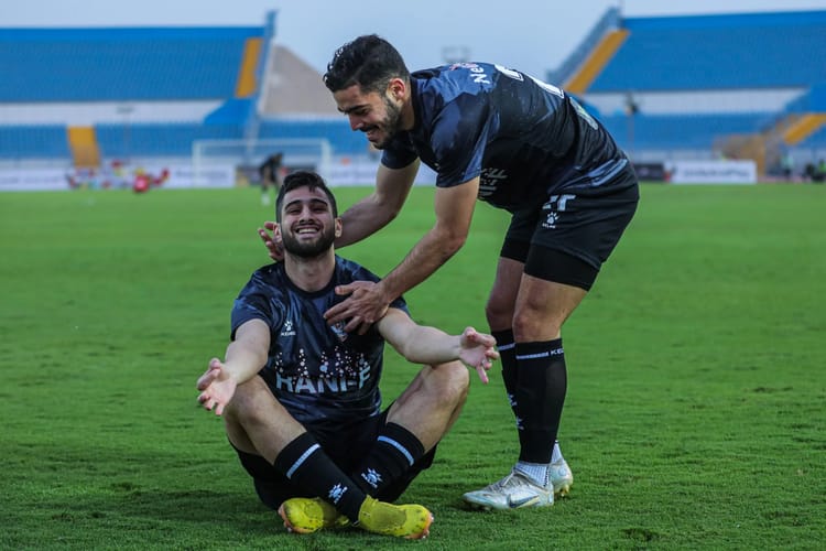 Inouï! l'algérien Rezki Hamroune inscrit le but le plus rapide dans un championnat égyptien (Vidéo) Rezki Hamroune et un coéquipier en célébration sur le terrain de football.