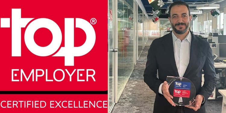 Homme d'affaires tenant un prix Top Employer en Algérie.