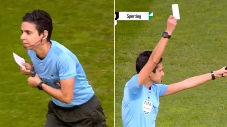 Arbitre de football en train de montrer un carton jaune sur le terrain.