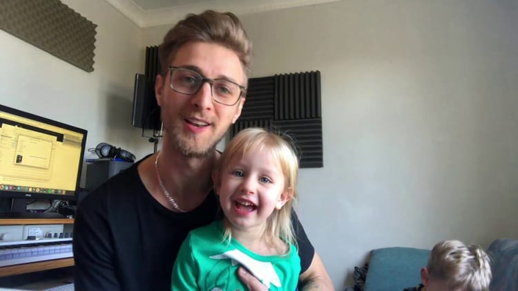Mok Saib et sa fille souriants dans un studio d'enregistrement.