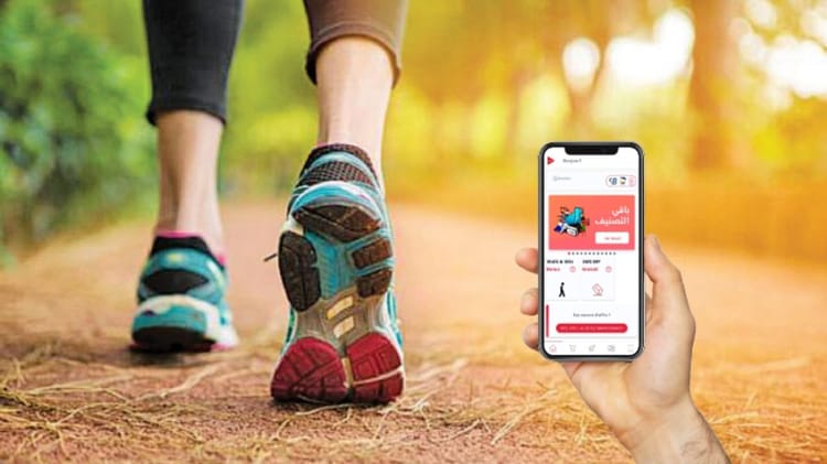 Walk & Win de Djezzy App en Algérie : Marcher et gagner des gigas d’Internet : voici comment procéder Personne marchant avec téléphone affichant l'application Walk & Win Djezzy.
