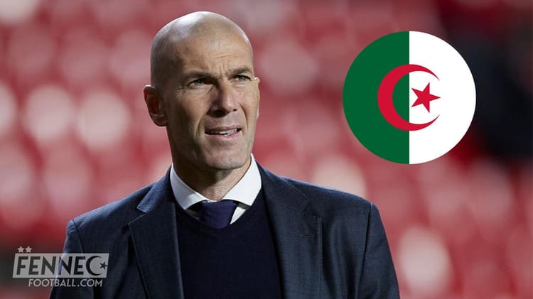 Zinédine Zidane lors d'une conférence, fond algérien en arrière-plan.