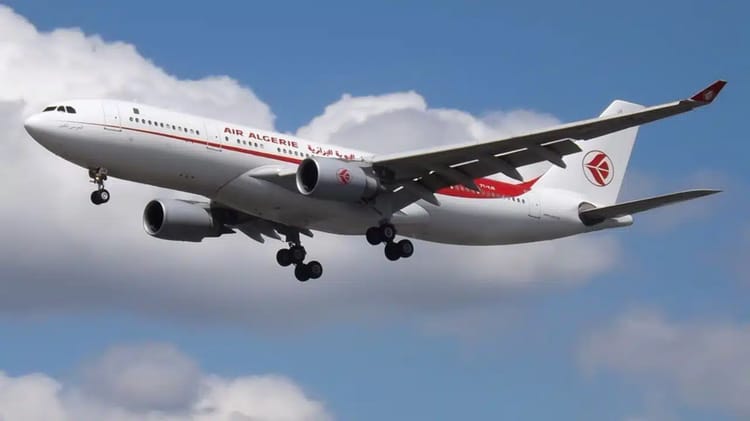 Avion Air Algérie en vol dans le ciel avec nuages.
