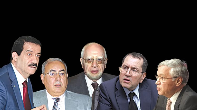 Cinq hommes en discussion lors d'une réunion importante.