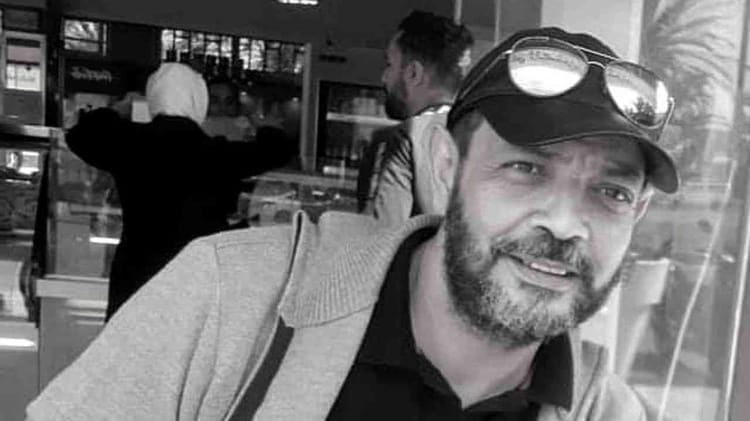 Algérie/ Carnet noir : Nazim Kaidi a passé l’arme à gauche à cet âge. Homme souriant avec lunettes et barbe, en lieu public, en Algérie.