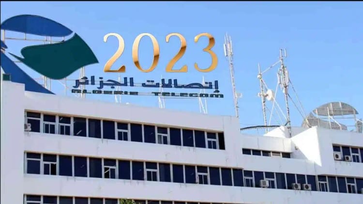 Bâtiment d'Algérie Télécom avec logo 2023 en haut.