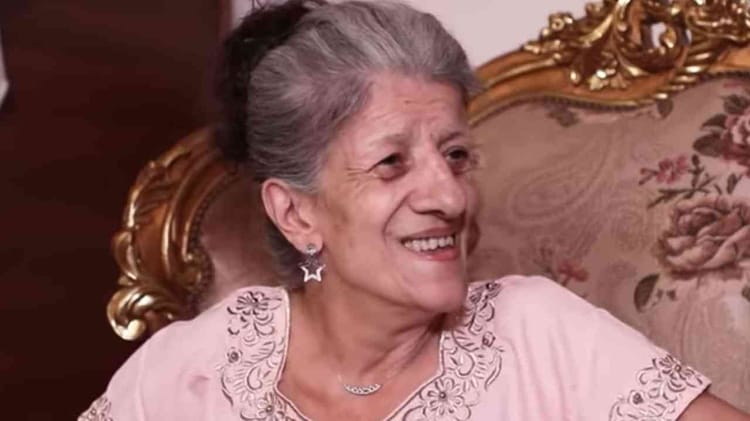 Émouvant! Biyouna présente son amie intime, dans un bain de larmes Biyouna souriante dans un cadre élégant avec un fauteuil doré.