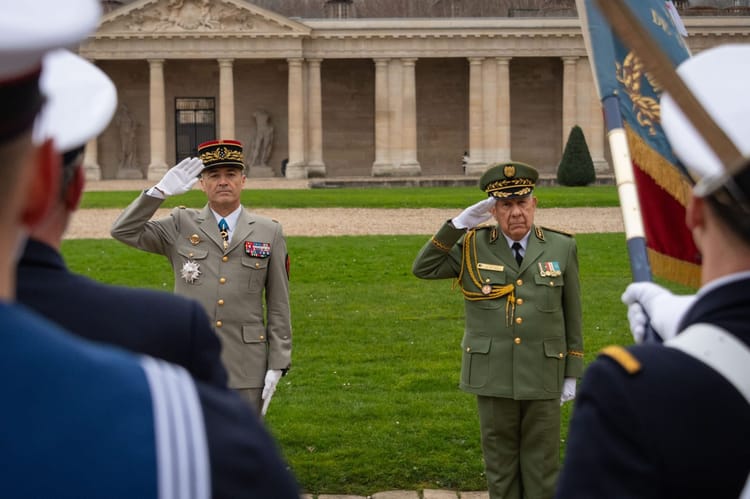 France : Ventes d'armes à l'Algérie, au risque de fâcher le Maroc ... Officiers saluant lors d'une cérémonie militaire devant un bâtiment historique.