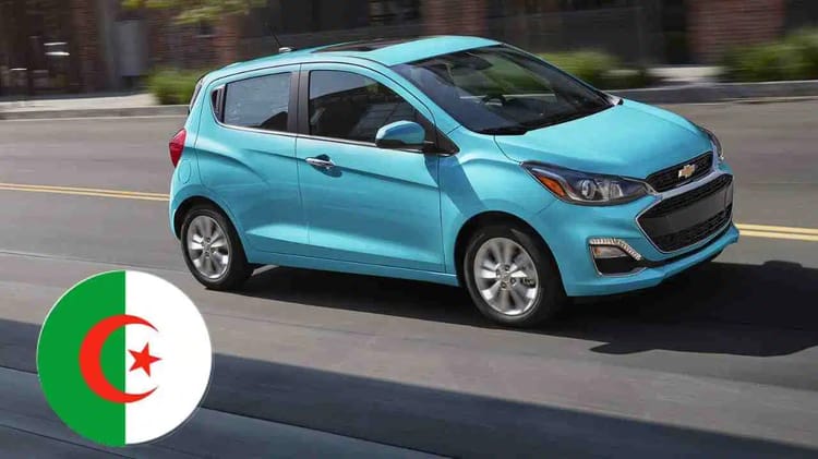 Voiture Chevrolet Spark 2022 de couleur bleue sur la route.