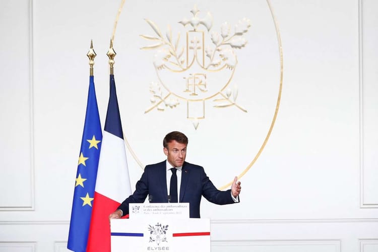 Emmanuel Macron parlant lors d'une conférence officielle en France.