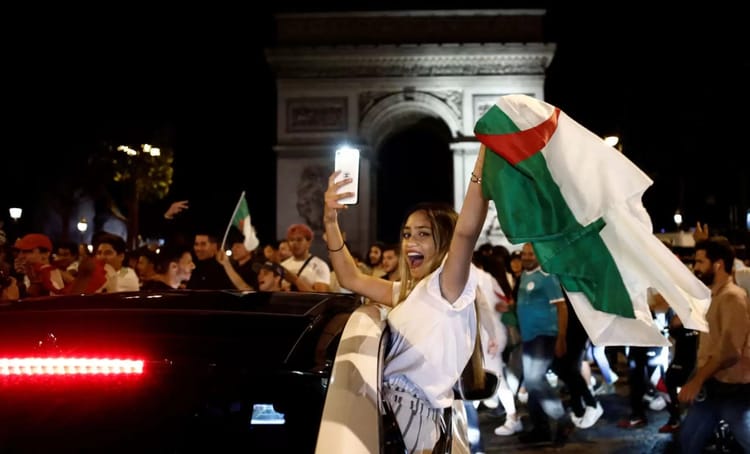 Foule de manifestants avec drapeaux algériens à Alger.