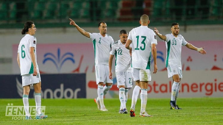 Joueurs de l'équipe d'Algérie en action sur le terrain.