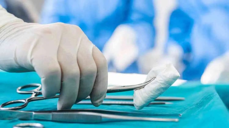 Poignardé depuis 25 ans, les médecins enlèvent avec succès le couteau du corps de cet Algérien Chirurgien retirant un couteau du corps d'un patient lors d'une opération médicale.