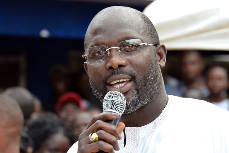 George Weah parlant lors d'une campagne politique au Maroc.