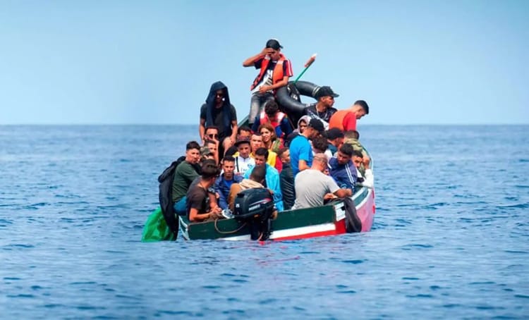 Groupes de harraga algériens naviguant en mer vers l'Espagne.