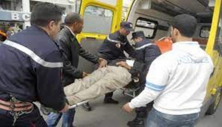Urgence à Alger avec des secours transportant une victime en ambulance.