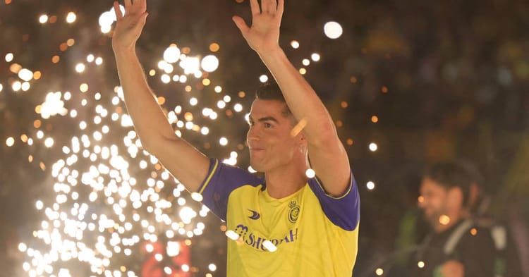 Cristiano Ronaldo en célébration avec feux d'artifice en arrière-plan.
