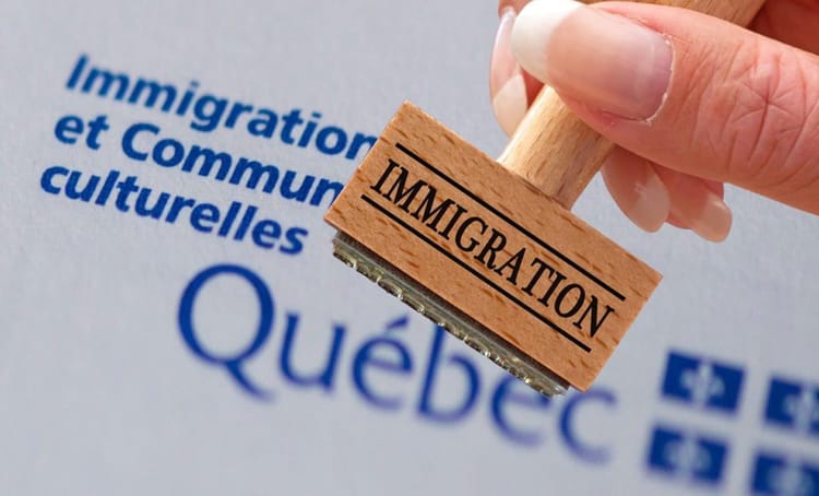 Le Québec compte recruter 10 000 travailleurs étrangers Tampon avec le mot 'Immigration' pour le recrutement au Québec.