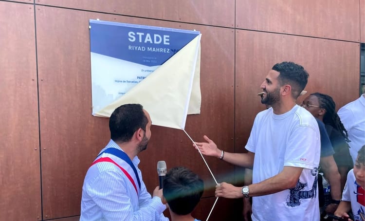 Riyad Mahrez lors de l'inauguration du stade à Sarcelles.