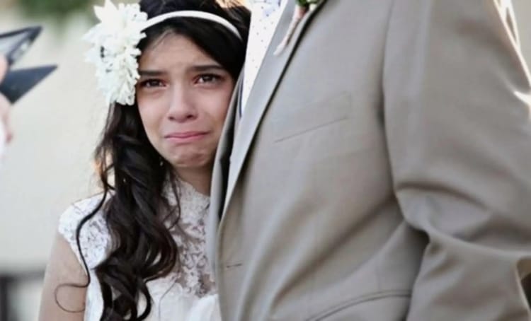 Jeune fille pleurant lors d'un mariage au Maroc, symbole de la problématique du mariage d'enfants.