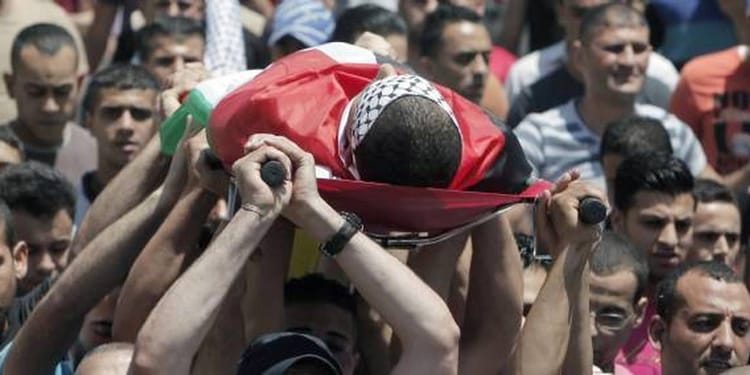 Jeune palestinien blessé transporté par des manifestants.