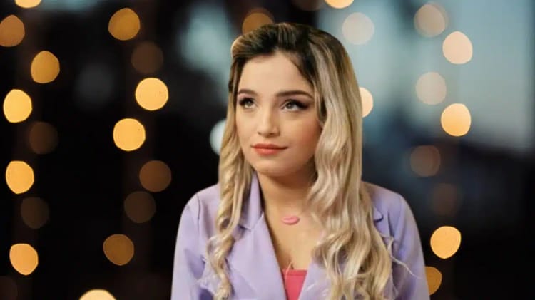 Numidia Lezoul prévoit un nouveau départ, mais... Numidia Lezoul lors d'une interview avec fond lumineux.