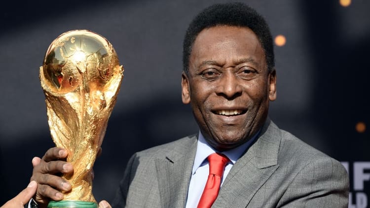 La mère de Pelé n'est pas encore au courant de la nouvelle de sa mort Pelé souriant avec le trophée de la Coupe du Monde.