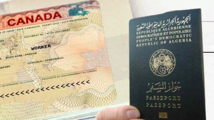 Permis de travail canadien et passeport algérien en main.