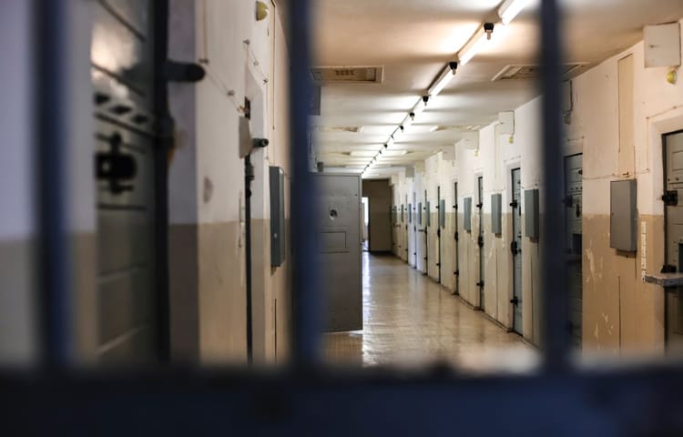 Couloir de prison vu à travers des barreaux en Espagne.