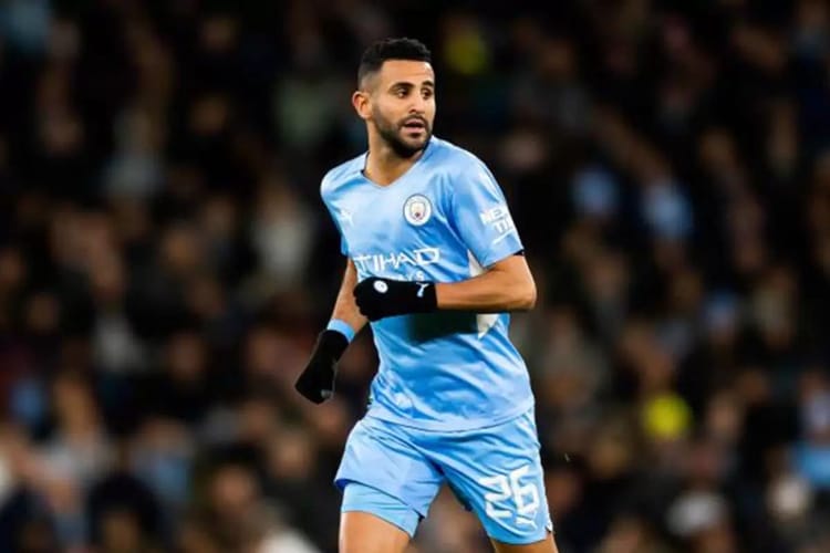 Riyad Mahrez en maillot de Manchester City sur le terrain.
