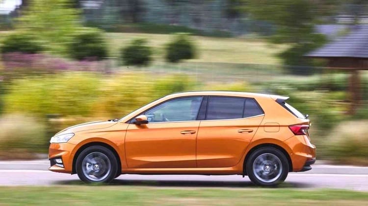 Skoda Fabia 2022 en Algérie : Voici son prix et ses caractéristiques Voiture Skoda Fabia 2022 en couleur orange sur route algérienne.