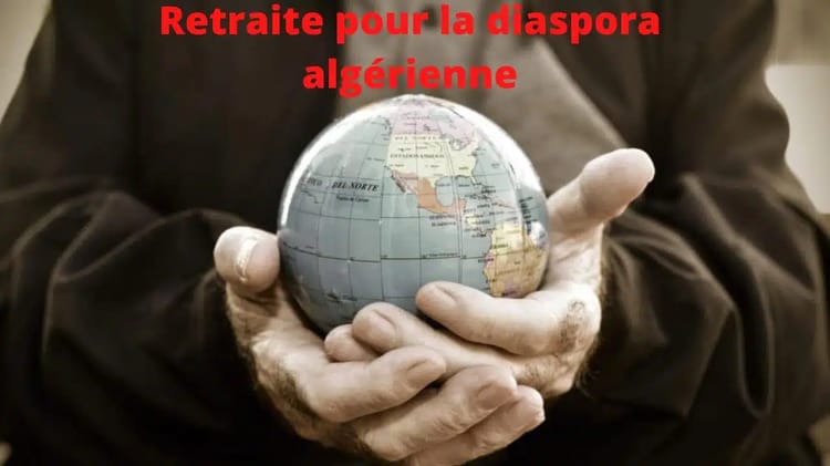 Système de retraite en Algérie : Découvrez les conditions d’adhésion de la diaspora algérienne. Main tenant un globe terrestre avec texte sur la retraite pour la diaspora algérienne.